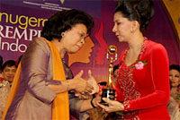 Menteri Pemberdayaan Perempuan & Perlindungan Anak RI Linda Gumelar menyerahkan penghargaan API 2012 kepada Bupati Rita Widaysari