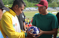 Ketua Askab PSSI Kukar Salehuddin (kanan) menyerahkan bola kepada wasit yang akan memimpin laga perdana penyisihan Aqua DNC 2017 Zona Kukar