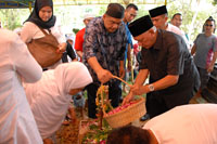 Gubernur Kaltim H Awang Faroek menaburkan bunga di pusara kakak kandungnya H Awang Faisyal