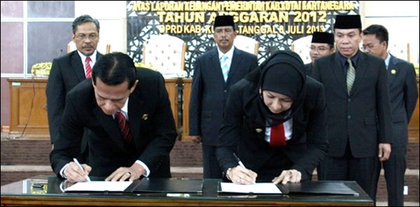 Ketua BPK RI Rizal Djalil bersama Bupati Rita Widyasari menandatangani berita acara serah terima LHP atas laporan keuangan tahun anggaran 2012