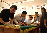 Plt Bupati Kukar Samsuri Aspar (kanan) menyaksikan penandatanganan berita acara serah terima program comdev 2007