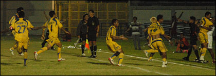Para pemain Mitra Kukar menyambut gol bagi keunggulan Mitra Kukar yang baru tercipta jelang pertandingan berakhir