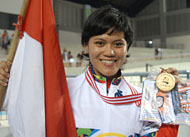 Santia dengan bangga menunjukkan medali emas yang berhasil diraihnya