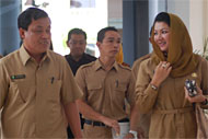 Bupati Kukar Rita Widyasari didampingi Kepala Bappeda Rusdiansyah (kanan) sebelum membuka Rakordal APBD 2010