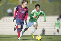 Fadil Sausu (kanan) menempel pergerakan salah seorang pemain Barcelona B