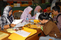 Suasana pendaftaran bantuan penunjang pendidikan di Tenggarong tahun 2012 lalu
