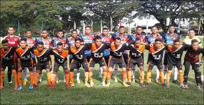 Tim Kecamatan Muara Jawa (belakang) dan tim tuan rumah Kecamatan Sanga-Sanga (depan) foto bersama sebelum digelar laga terakhir Grup F. Muara Jawa akhirnya sukses membungkam Sanga-Sanga dengan skor 2-0