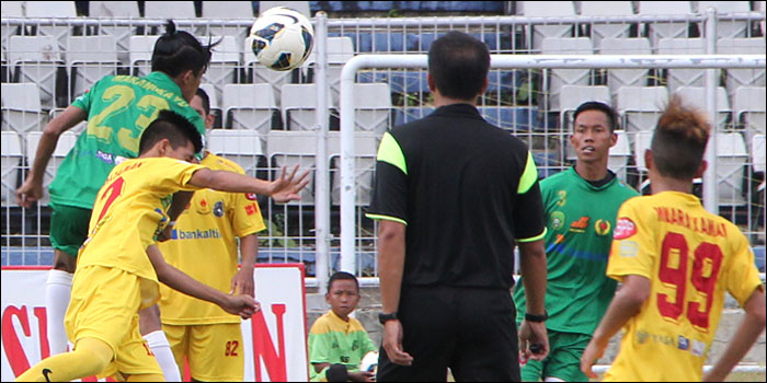 Para pemain Muara Kaman (kuning) dan Marang Kayu (hijau) berupaya keras mengambil bola hasil sepak pojok