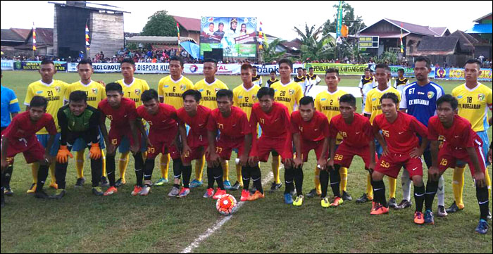 Tim tuan rumah Muara Kaman (kuning) harus puas bermain imbang 1-1 dengan Tenggarong Seberang (merah) di laga perdana Grup C Bupati Cup 2016