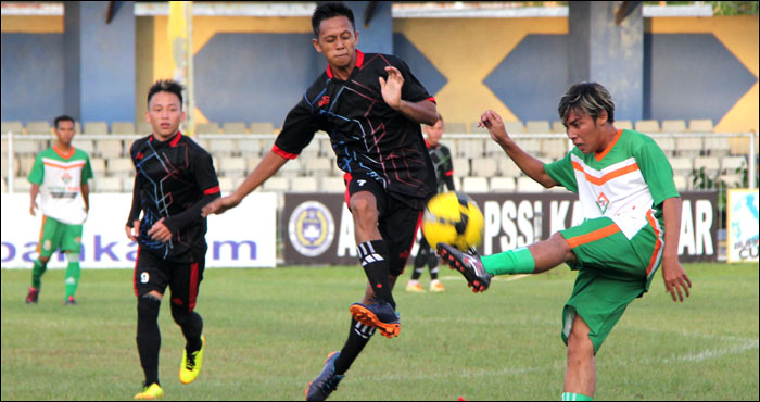 Tim kecamatan Anggana (hijau-putih) meraih kemenangan 5-0 atas tim Tabang (hitam) pada laga terakhir Grup I. Kemenangan telak tersebut membuat Anggana tampil sebagai juara Grup I