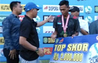 Ketua Askab PSSI Kukar Salehuddin menyerahkan hadiah uang Rp 2 juta kepada striker Muara Badak, Tri Aditia, selaku pencetak gol terbanyak