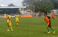 Suasana laga antara Kota Bangun dengan Tabang di Stadion Rondong Demang, Tenggarong
