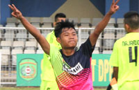 Striker Tenggarong, Aldi Satria, melakukan selebrasi usai menyamakan kedudukan menjadi 1-1 atas 
