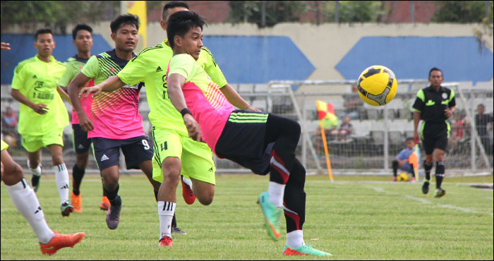 Suasana duel antara Tenggarong vs Muara Jawa yang menjadi laga pembuka Babak 12 Besar Bupati Cup 2017 di Stadion Rondong Demang, Tenggarong, Kamis (04/05) sore