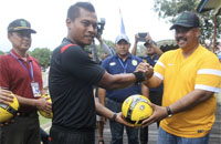 Wabup Kukar Edi Damansyah (kanan) menyerahkan bola kepada wasit menandai dimulainya turnamen Bupati Cup 2017