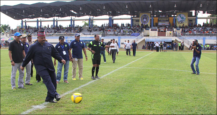 Wabup Edi Damansyah melakukan penendangan bola pertama menandai dimulainya babak 12 besar turnamen sepakbola Bupati Cup 2017