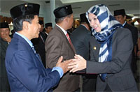 Bupati Rita Widyasari saat mengucapkan selamat kepada para pejabat eselon III dan IV yang baru dilantik, Senin (14/01) lalu