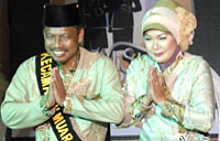 Camat Muara Jawa H Nasrun Waroma bersama istri saat tampil dalam lomba busana Kamiskat Day 2013 di Tenggarong pada 28 September lalu 