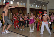 Suasana kompetisi aerobik garapan Dio Fit & Fun Aerobic Tenggarong pada tahun 2009 lalu
