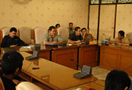 Marwan (tengah) memimpin dialog antara DPRD Kukar dengan BEM Unikarta terkait banjir yang melanda Kelurahan Loa Ipuh