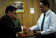 Ketua DPRD Kukar Salehudin menerima laporan hasil pemeriksaan BPK RI dari Widyatmantoro