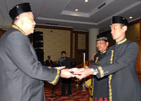 Awang Yacoub menerima palu sidang dari Pimpinan Sementara DPRD Kukar Didik Agung Eko Wahono