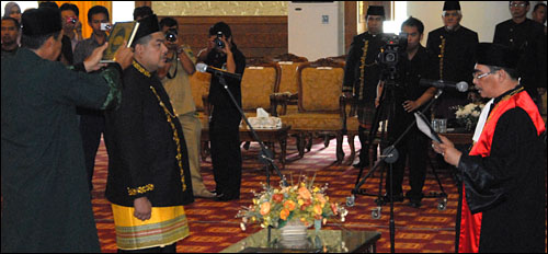 Pengambilan sumpah janji Ketua DPRD Kukar Awang Yacoub oleh Ketua PN Tenggarong Rasyikin Azis