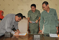 H Awang Yacoub Luthman menandatangani berita acara penetapan Pimpinan Sementara DPRD Kukar disaksikan Sekretaris DPRD H Awang Ilham dan Didik Agung Eko Wahono