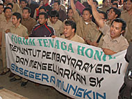 Para pegawai T3D di Kukar menuntut agar SK mereka segera dikeluarkan termasuk pembayaran gaji sejak Januari 2009