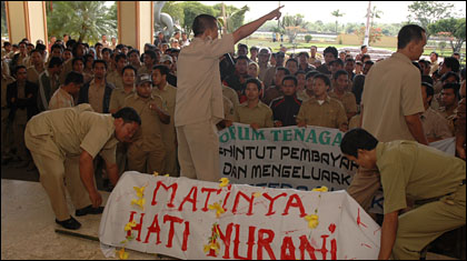 Para pegawai T3D saat menggelar aksi unjukrasa di depan gedung DPRD Kukar