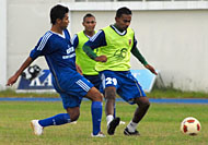 Duel sesama pemain Mitra Kukar dalam latihan di Stadion Madya Tenggarong Seberang