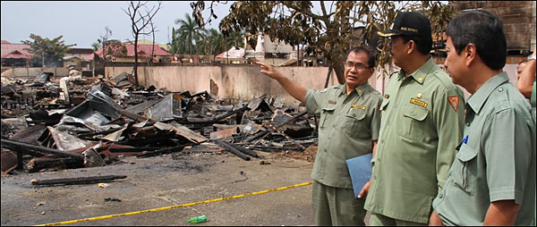 Wabup HM Ghufon Yusuf meninjau puing-puing kebakaran di kantor Dinas Bina Marga Kukar