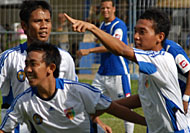 Anindito (kanan) mengakhiri paceklik gol dengan langsung memborong 2 gol bagi kemenangan Mitra Kukar atas PSIS Semarang
