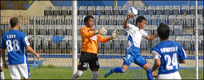 Gol  hasil sundulan Anindito di menit pertama tak mampu dibendung kiper PSIS Semarang, Catur