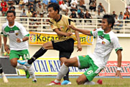 Anindito melepaskan tendangan keras yang menghasilkan gol pertama bagi kemenangan Mitra Kukar