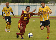Pemain Pro Duta, Azmi, berebut bola dengan Leonardo Felicia 