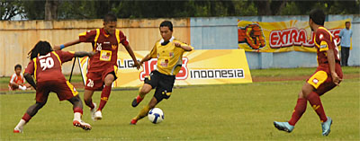 Para pemain Pro Duta mengepung Anindito Wahyu Erminarno yang tengah menggiring bola