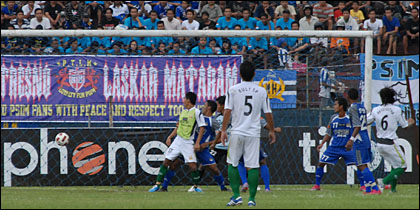 Bola hasil sundulan kepala Bayu Sutha (kanan) berhasil bersarang ke gawang tim tuan rumah PSIM Yogyakarta