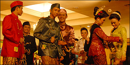 M Machdie dan Famela Asditaliana menerima selempang Juara I Duta Wisata Kukar 2008 dari Duta Wisata tahun lalu