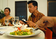 Para finalis Duta Wisata Kukar 2010 dibekali pengetahuan tentang tata cara makan atau Table Manner