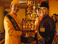 Duta Wisata Kukar tahun lalu, M Machdie (kiri), menyerahkan piala bergilir kepada Tirta Kusuma Negara sebagai Juara Putra Duta Wisata Kukar 2009