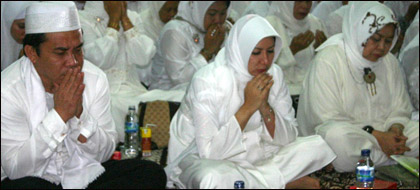 Ketua DPRD Kukar H Salehudin, Bupati Kukar Rita Widyasari dan Ny Hj Dayang Kartini Syaukani tampak khusuk berdoa dalam Dzikir Akhir Tahun di Masjid Agung Sultan Sulaiman, Tenggarong  