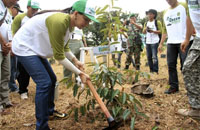 Bupati Kukar Rita Widyasari mengawali penanaman pohon pada kegiatan Green Kumala dalam rangka menyemarakkan EIFAF 2015