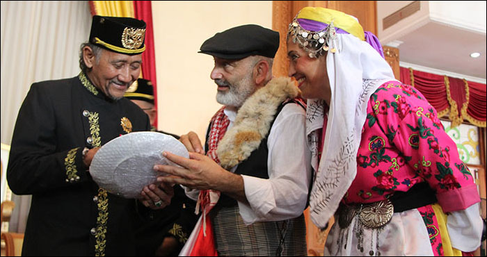 Putra Mahkota Kesultanan Kutai HAP Adipati Praboe Anoem Soerya Adiningrat saat menerima cenderamata dari delegasi kesenian asal Turki