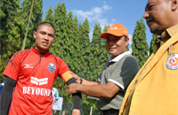 GM Hotel Grand Elty Singgasana, Hariyanto, memasangkan ban kapten kepada perwakilan peserta menandai dimulainya turnamen futsal Elty Cup 2015
