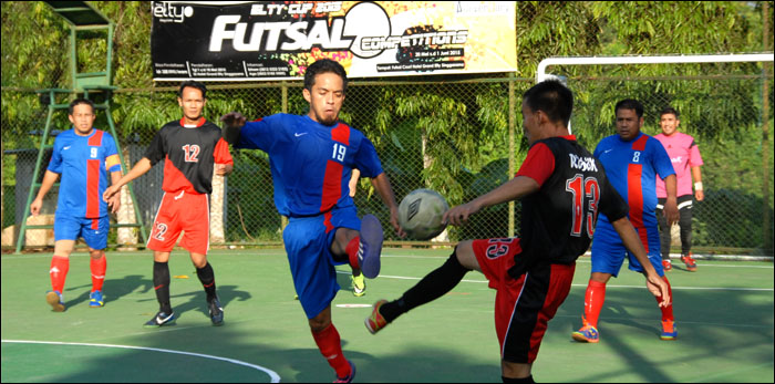 Tim BPKAD Kukar (biru) saat berlaga melawan Rapak FC (merah-hitam) di turnamen futsal Elty Cup 2015, Rabu (20/05) sore. Laga ini dimenangkan BPKAD FC lewat adu penalti dengan skor akhir 3-1