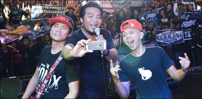 Grup Endank Soekamti dipercaya KPU Kukar untuk membawakan jingle atau lagu tema Pilbup Kukar 2015 bertajuk Gunakan Hak Pilih Kita 