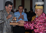 Dubes Arab Saudi Abdulrahman Al-Khayyat menerima cenderamata dari Sultan HAM Salehoeddin II