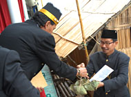 Putra Mahkota HAP Adipati Praboe Anoem Soerya Adiningrat (kiri) menerima persembahan buah tangan berupa seekor ayam yang disampaikan Hamrin HW