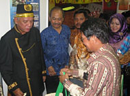 Gubernur Kaltim H Awang Faroek (kiri) mengunjungi stan VICO Indonesia usai membuka Erau Expo 2009
